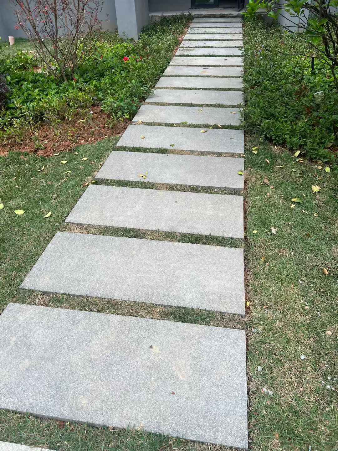 许昌 芝麻黑小区踏步、汀步石铺装效果