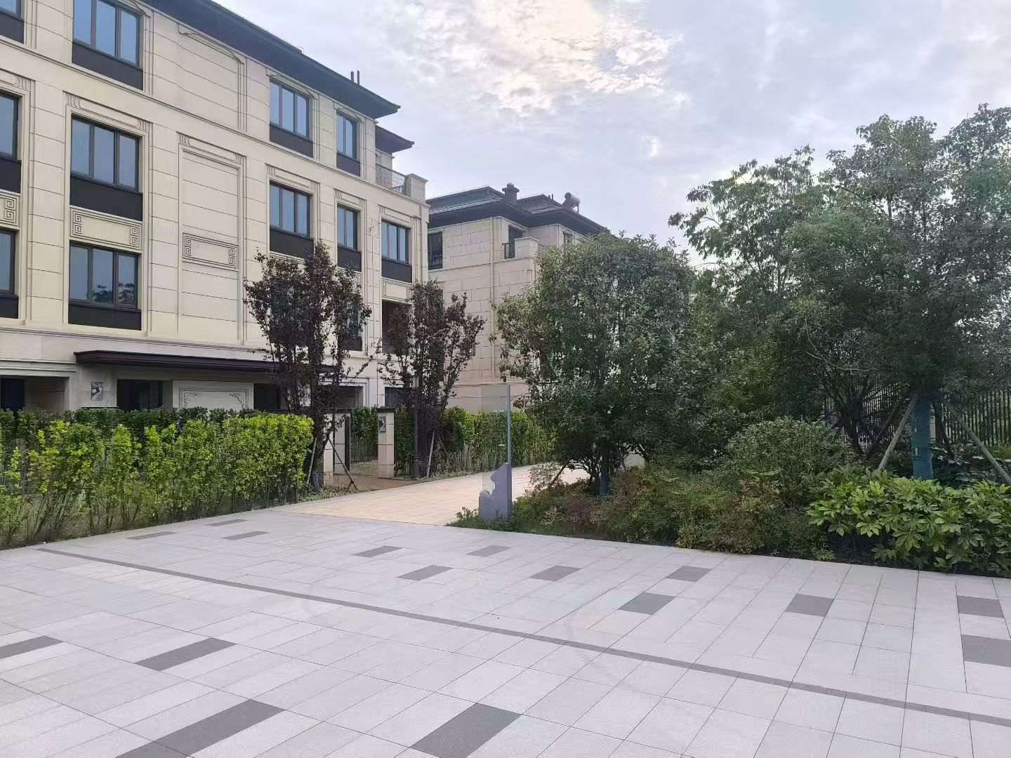 许昌 芝麻白与芝麻白搭配铺装，尺寸1200*600