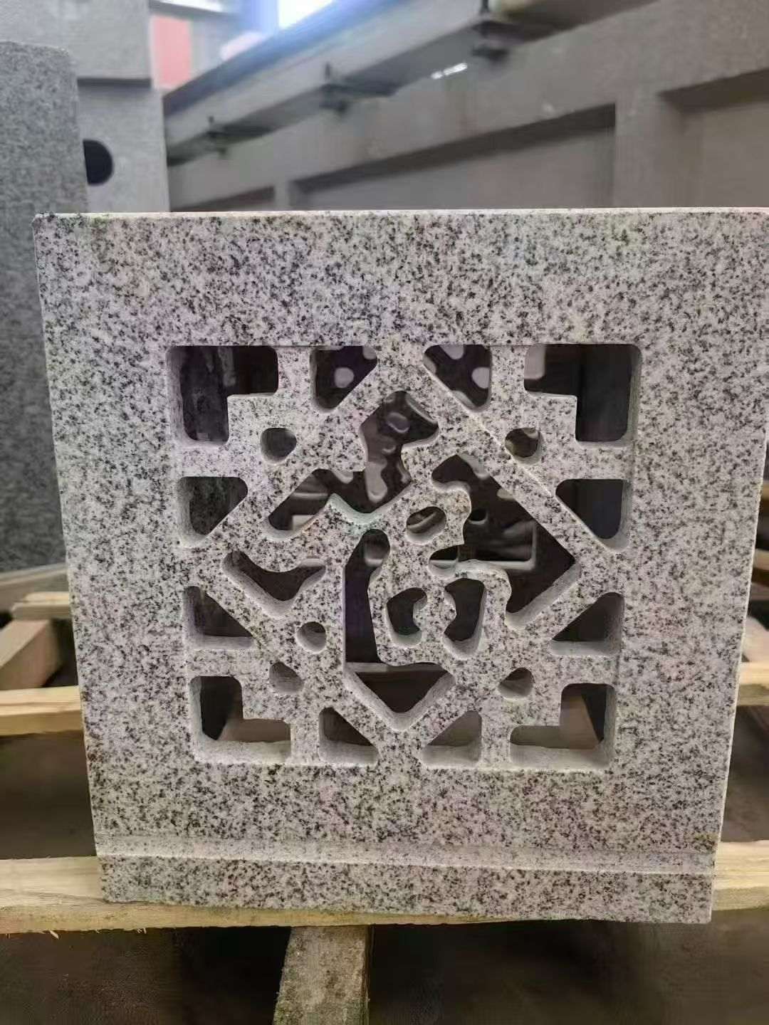 许昌 芝麻白花岗岩镂空雕花灯笼